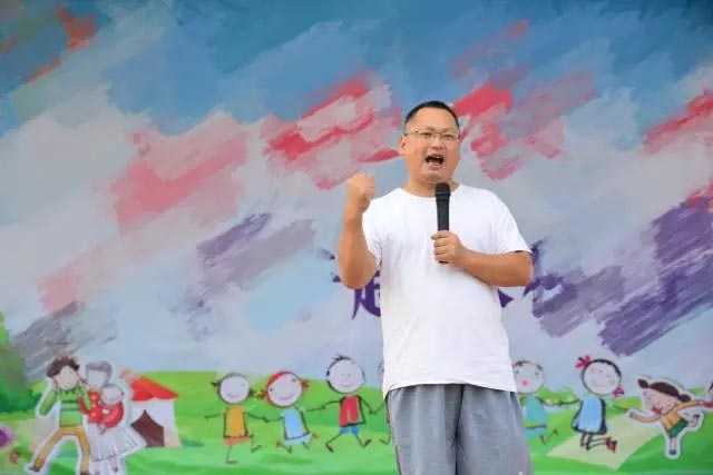 廣東博皓公司總經理、鷹之家班主任尹總，為我們本次運動會致開幕詞